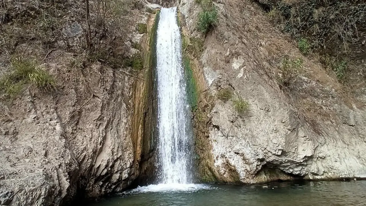 Jharipani Falls exterior